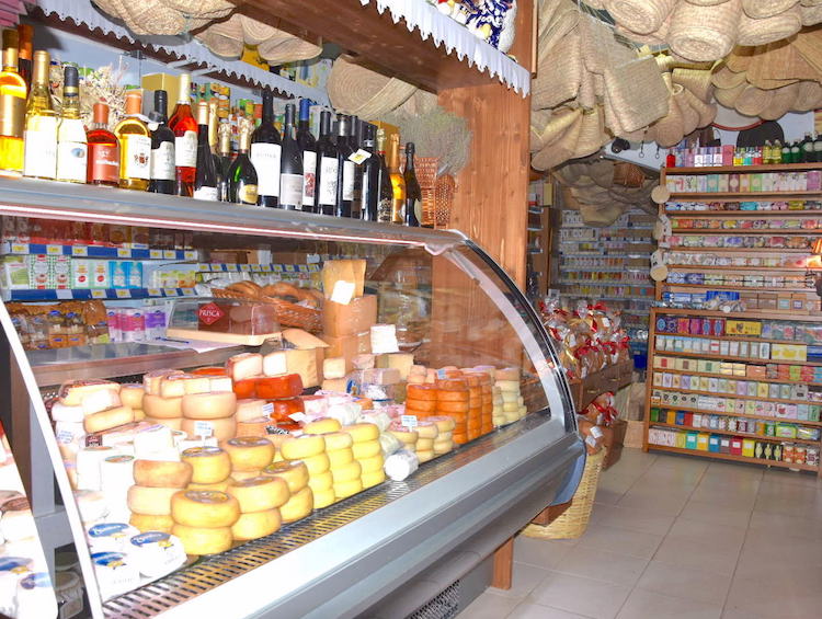 Mercearia Gomes comporta