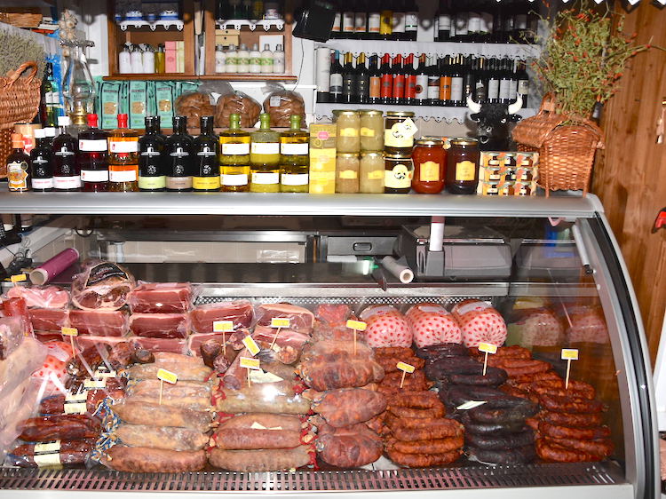 Mercearia Gomes comporta