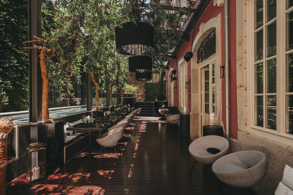 blind terrace dining